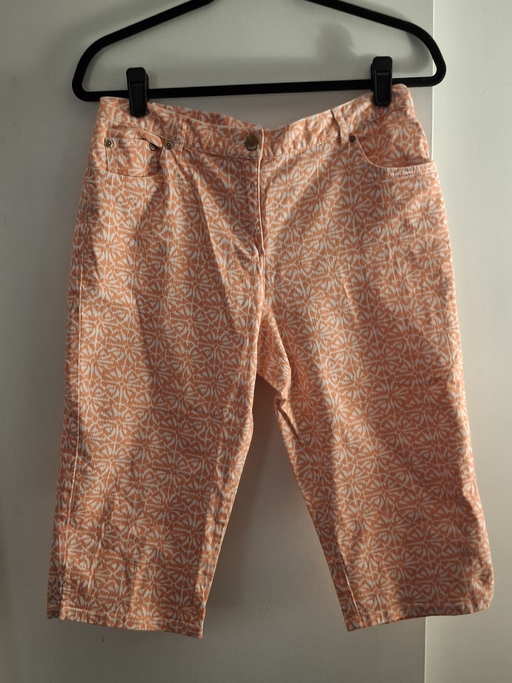 Hearts of palm Women's Orange and White Patterned Petite Cropped Pants